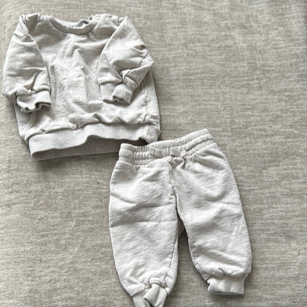Kids Cozy Sweatshirt and Jogger Set - Light Gray